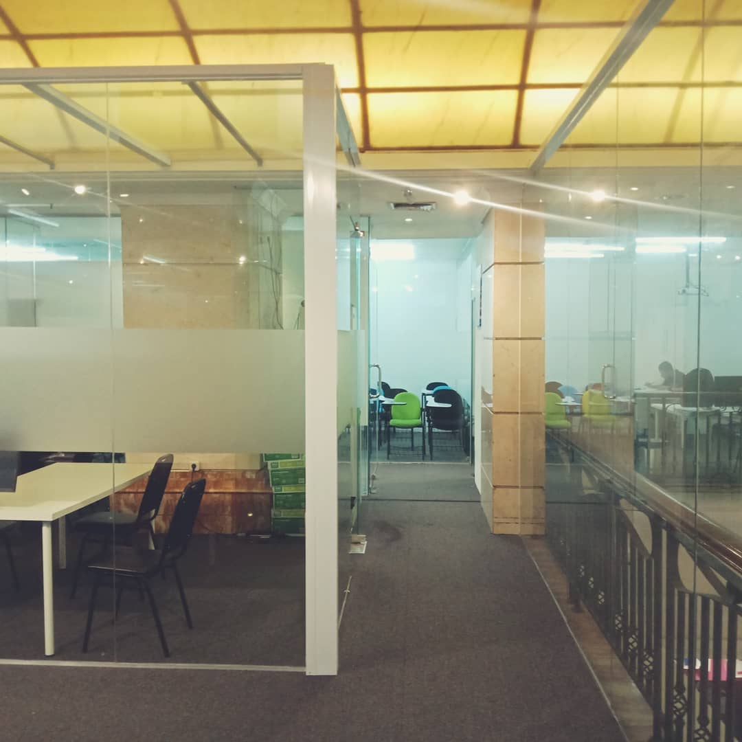 Jenis Jenis Partisi kaca yang Bisa Anda Pesan, Berikut Kelebihan & Kekurangannya