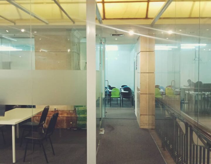 Partisi Kaca Ruko: Solusi Elegan untuk Desain Interior Usaha Anda