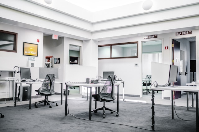 Standar Tinggi Meja Kerja Kantor yang Ergonomis