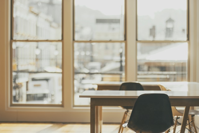 Inspirasi Desain Meja Rapat Kantor Minimalis HPL yang Cocok untuk Ruang Meeting